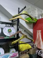 ڕەفە و شتومەکی فرۆشگای دەستی نوێ و دەستی دوو