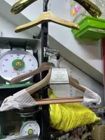 ڕەفە و شتومەکی فرۆشگای دەستی نوێ و دەستی دوو