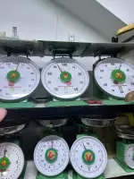 ڕەفە و شتومەکی فرۆشگای دەستی نوێ و دەستی دوو