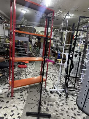 ڕەفە و شتومەکی فرۆشگای دەستی نوێ و دەستی دوو