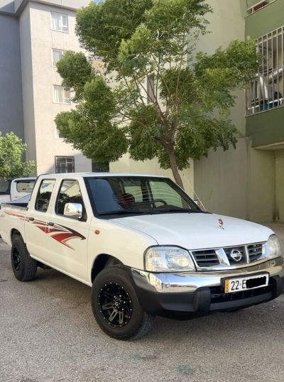 شاحنة نيسان